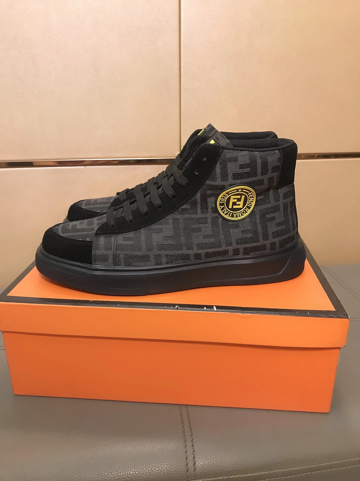 Men's shoes 240 🥾🥾↔️↔️[fendi] Fendi classic and comfortable men's high-top casual shoes, the upper is made of nubuck leather with brand printed fabrics, sheepskin feet, and rubber wear-resistant outsole. This unique style is suitable for all seasons, casual and refined sensibility, comfortable and natural on the feet. It is an everyday style for casual travel in autumn and winter! Code number: 38-44